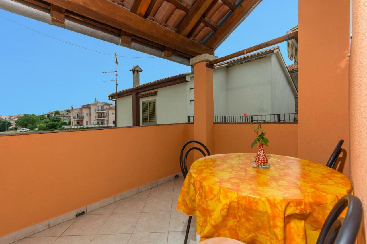 Appartamento Karmen 1 Funtana Esterno foto